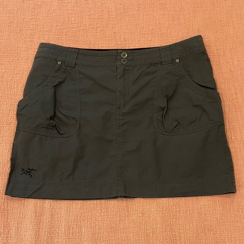 Arcteryx size 12 wm’s gray skirt with front pockets cotton blend waist 35